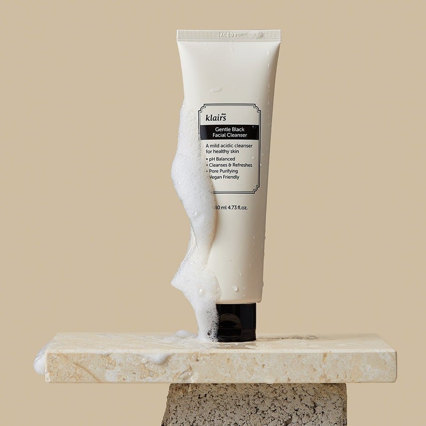 Dear Klairs Gentle Black Foaming Facial Cleanser 140ml